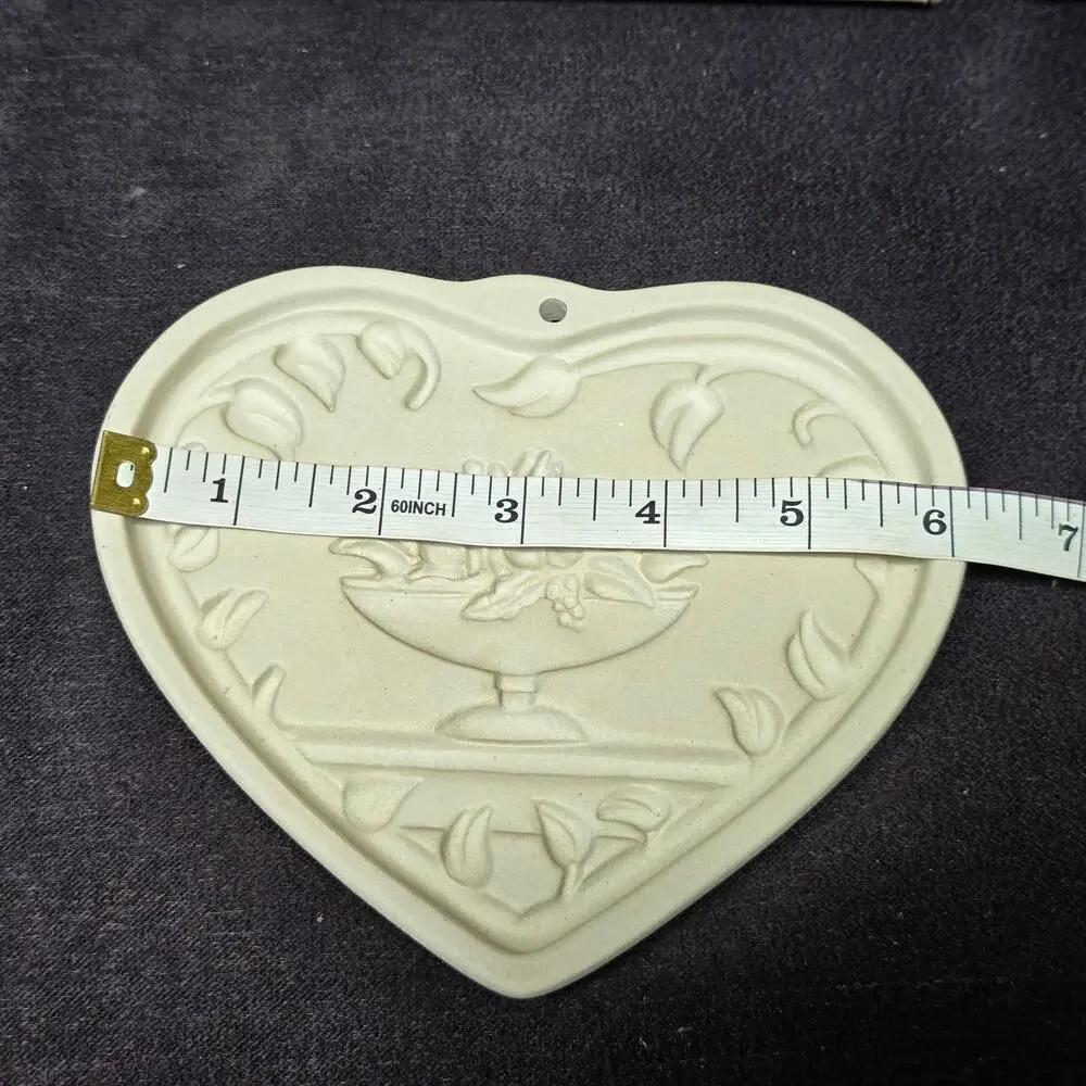 The Pampered Chef Family Heritage Hospitality & Table Heart Clay Cookie Mold
